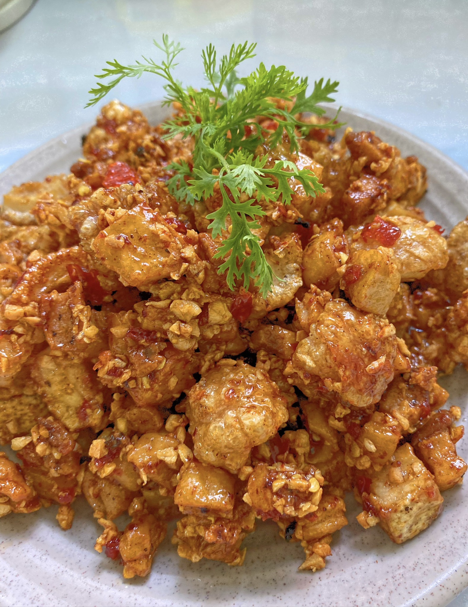 Mách bạn cách làm món ăn vặt siêu đỉnh từ mỡ heo, giòn rụm ăn là nghiền trong những ngày trời lạnh - Ảnh 1.