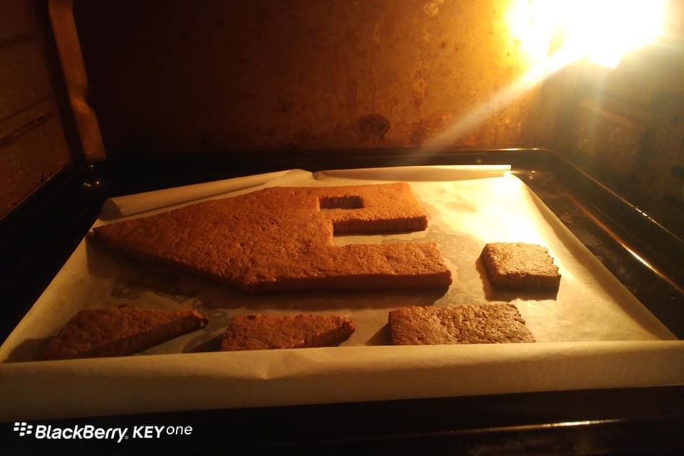 Mách bạn cách làm "ngôi nhà" bằng bánh gừng vừa ngon vừa xinh để đón Giáng Sinh - Ảnh 5.