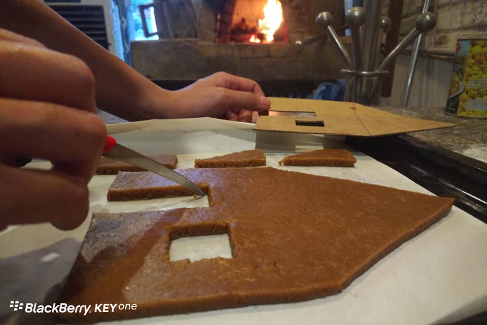 Mách bạn cách làm "ngôi nhà" bằng bánh gừng vừa ngon vừa xinh để đón Giáng Sinh - Ảnh 3.