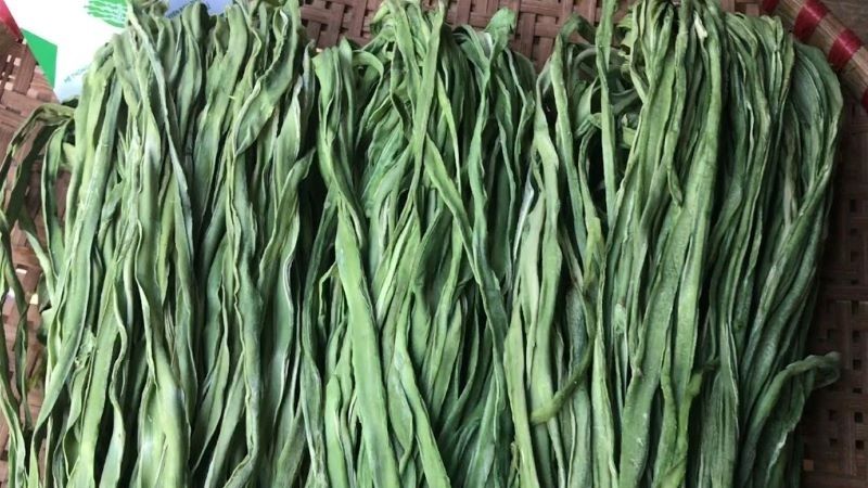 Loại rau nhìn như nắm cỏ khô nhưng giá đắt ngang tôm hùm, nhiều người săn lùng để thưởng thức - Ảnh 1.