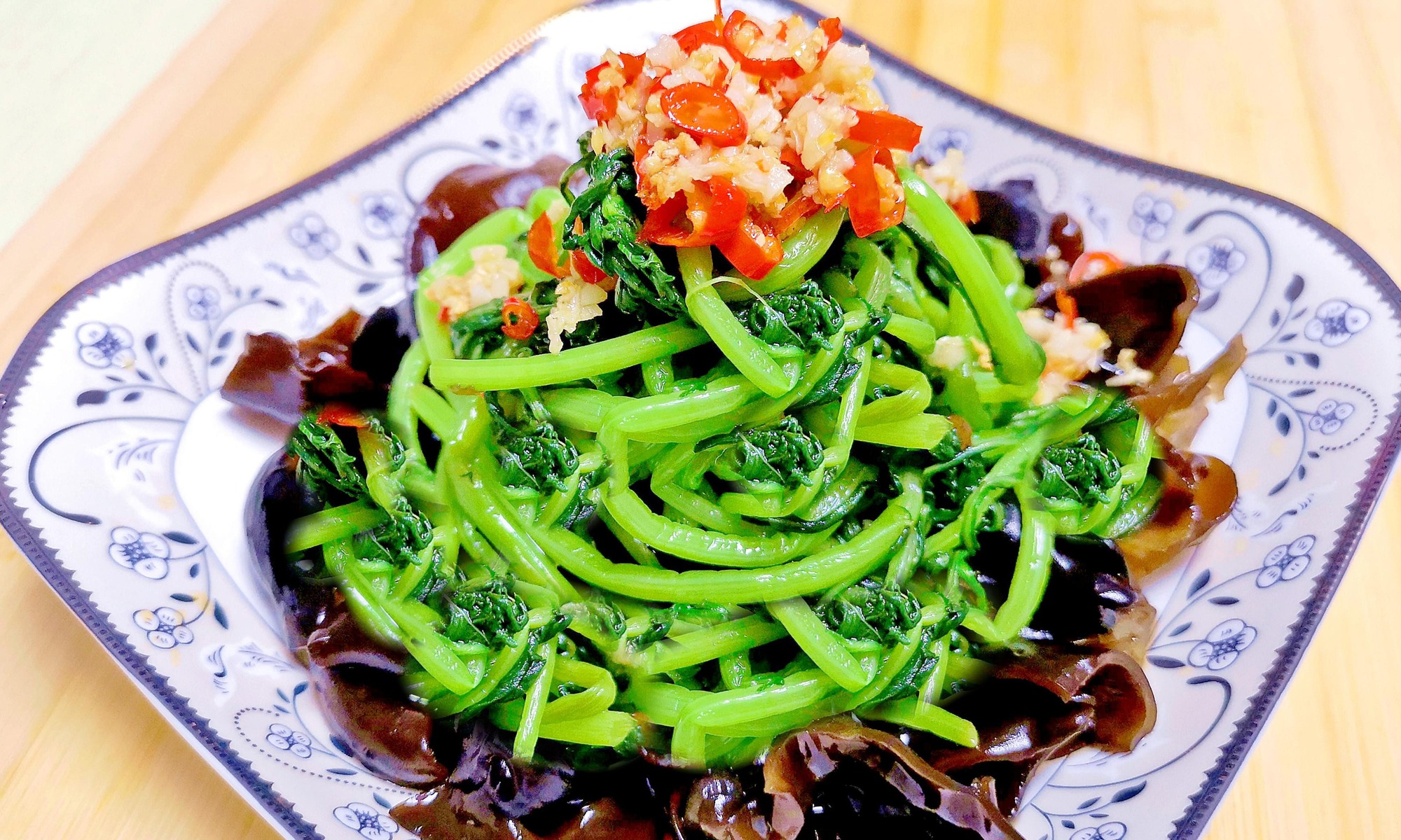 Trời rét đậm, ăn nhiều loại rau "hoàng đế" để trị cảm lạnh, bổ gan, làm món gì cũng ngon - Ảnh 3. Trời rét đậm, ăn nhiều loại rau "hoàng đế" để trị cảm lạnh, bổ gan, làm món gì cũng ngon - Ảnh 3.