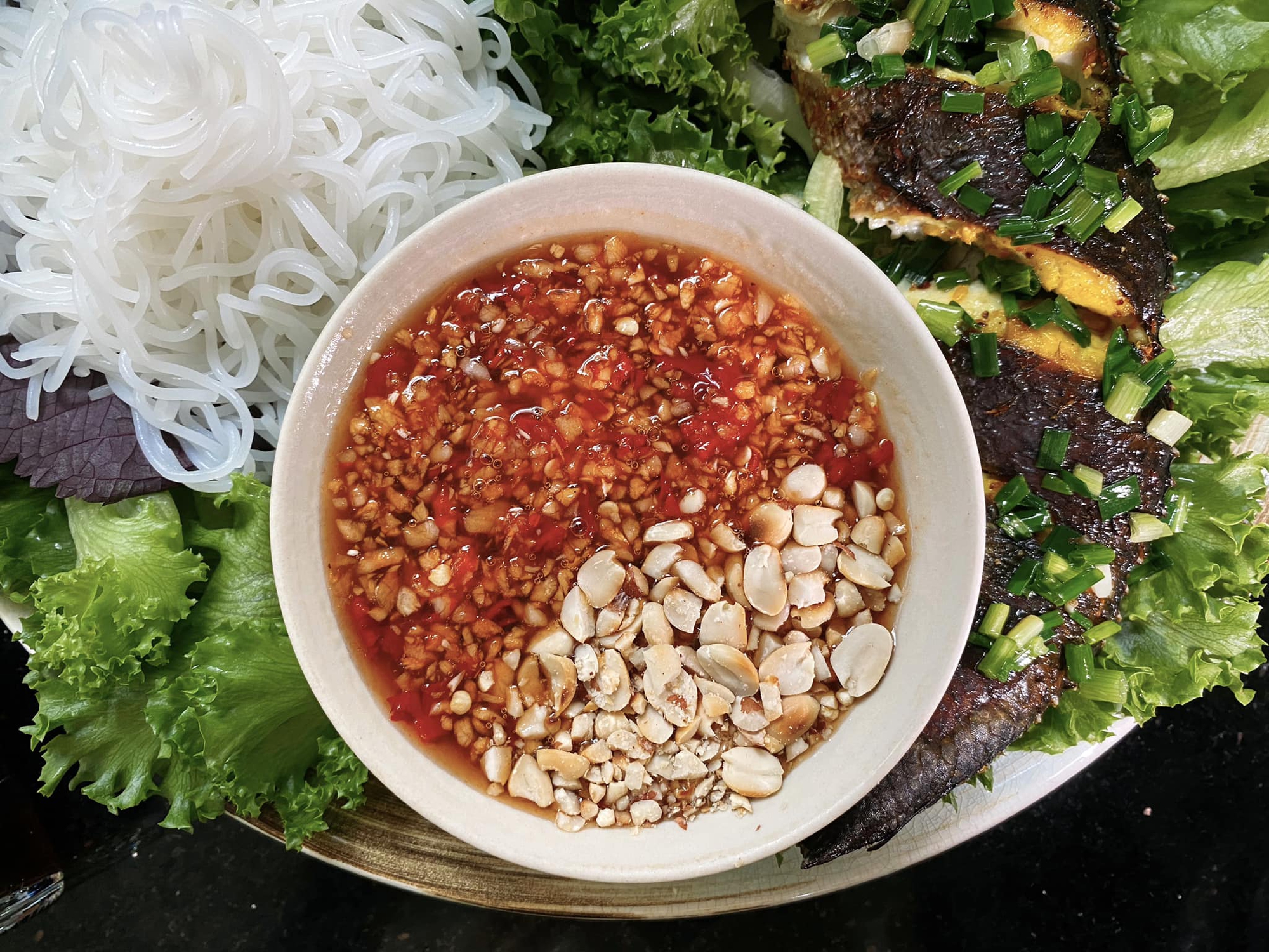 Mách bạn công thức làm nước chấm "thần thánh", chấm gì cũng ngon từ loại quả vỏ sần sùi có vị chua quen thuộc - Ảnh 2.