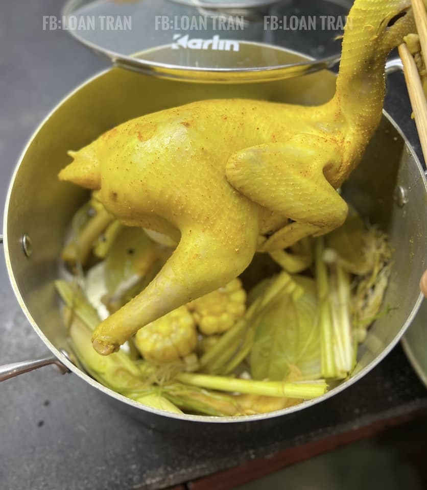 Tuyệt chiêu luộc gà không cần nước mà thịt mềm thơm ngọt da vàng giòn ngon - Ảnh 3.