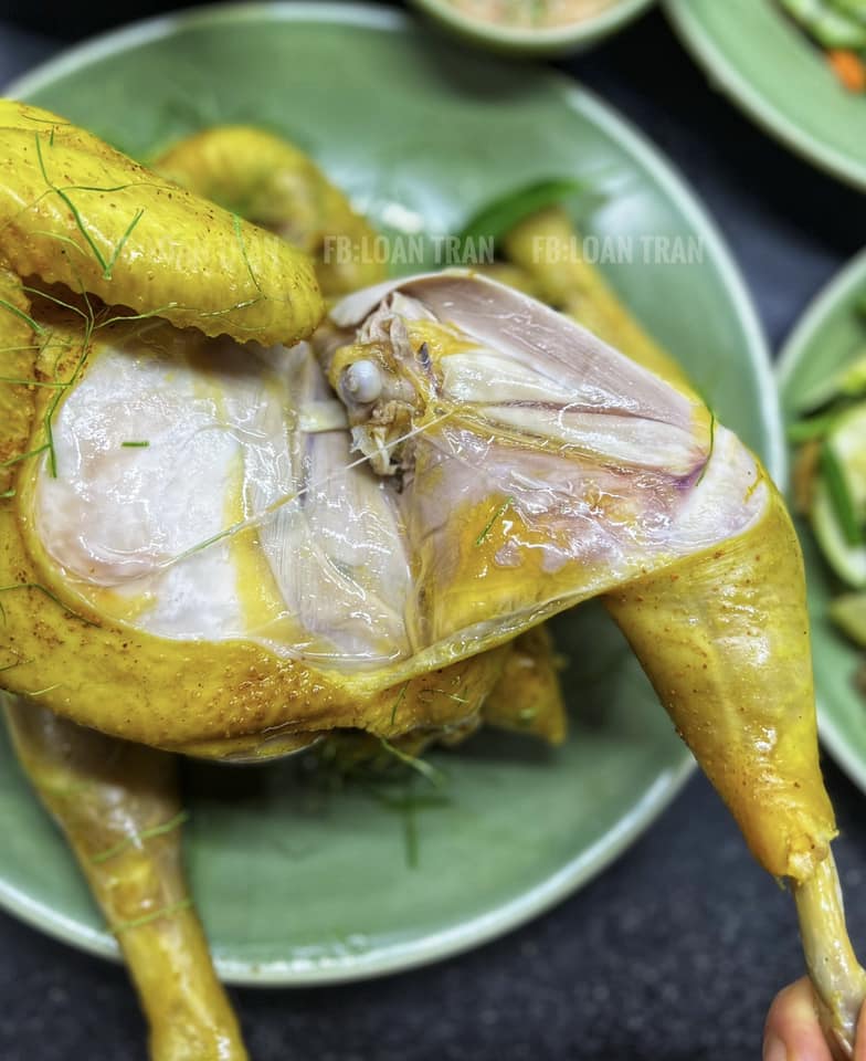 Tuyệt chiêu luộc gà không cần nước mà thịt mềm thơm ngọt da vàng giòn ngon - Ảnh 1.