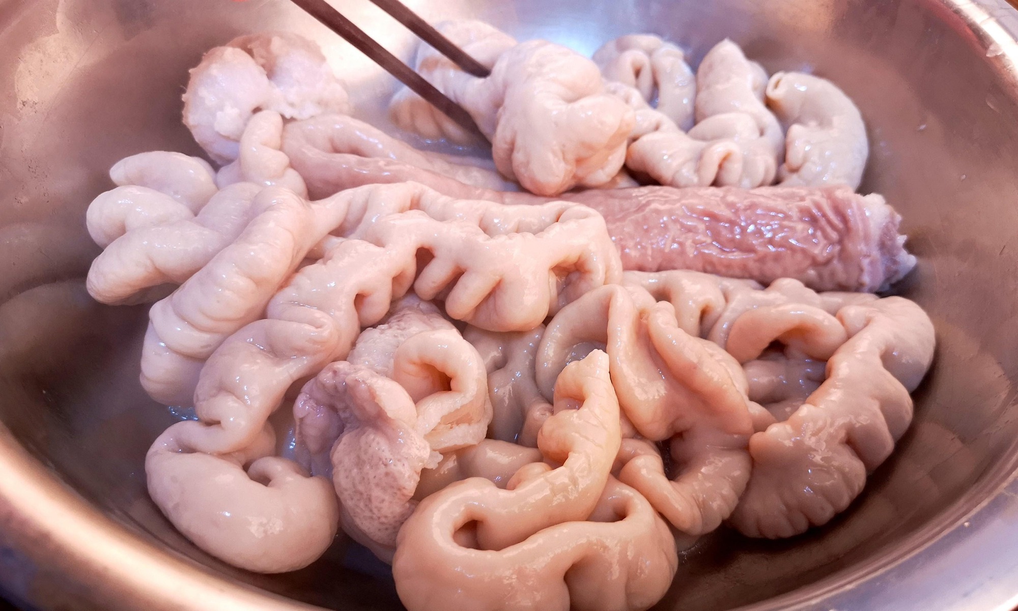 Làm sạch lòng lợn không cần muối, giấm, chỉ cần dùng loại bột rẻ tiền, sạch nhanh, không mùi tanh - Ảnh 1. Làm sạch lòng lợn không cần muối, giấm, chỉ cần dùng loại bột rẻ tiền, sạch nhanh, không mùi tanh - Ảnh 1.