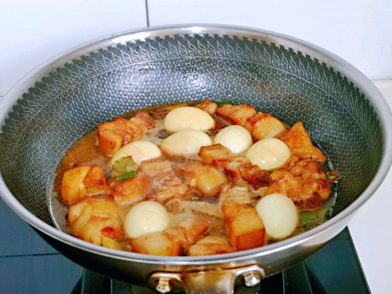 Làm thịt kho trứng, nhớ thực hiện những điều dưới đây đảm bảo thịt mềm tan, lên màu đỏ đẹp - Ảnh 4.