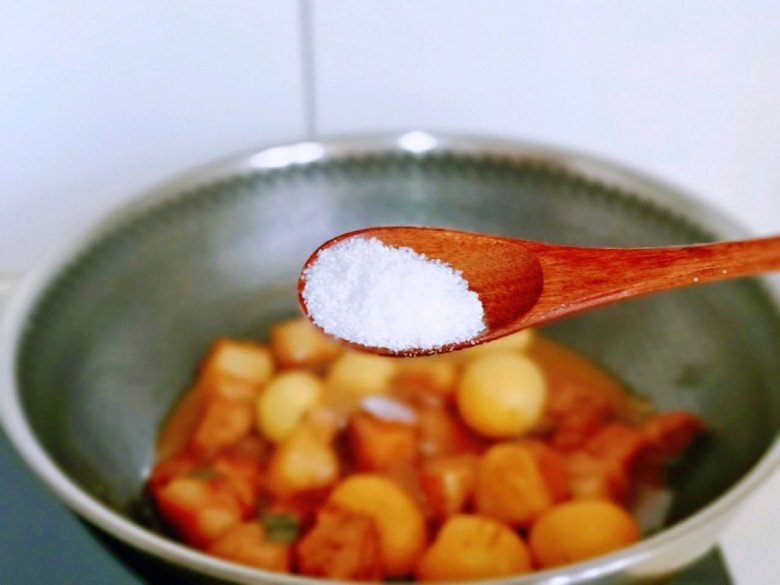 Làm thịt kho trứng, nhớ thực hiện những điều dưới đây đảm bảo thịt mềm tan, lên màu đỏ đẹp - Ảnh 5.