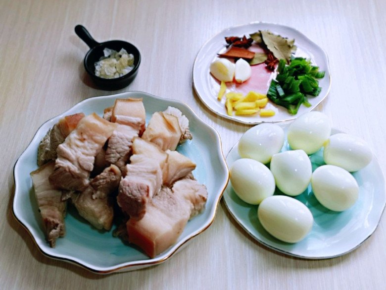 Làm thịt kho trứng, nhớ thực hiện những điều dưới đây đảm bảo thịt mềm tan, lên màu đỏ đẹp - Ảnh 1.