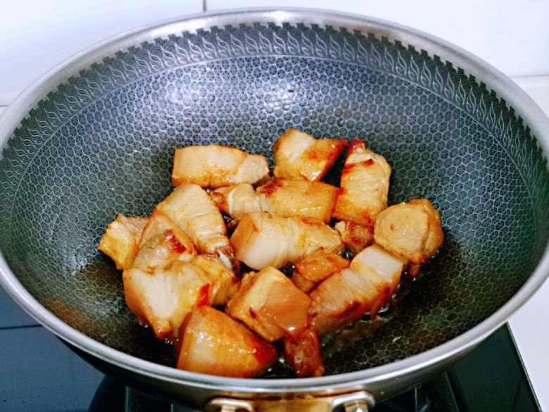 Làm thịt kho trứng, nhớ thực hiện những điều dưới đây đảm bảo thịt mềm tan, lên màu đỏ đẹp - Ảnh 2.