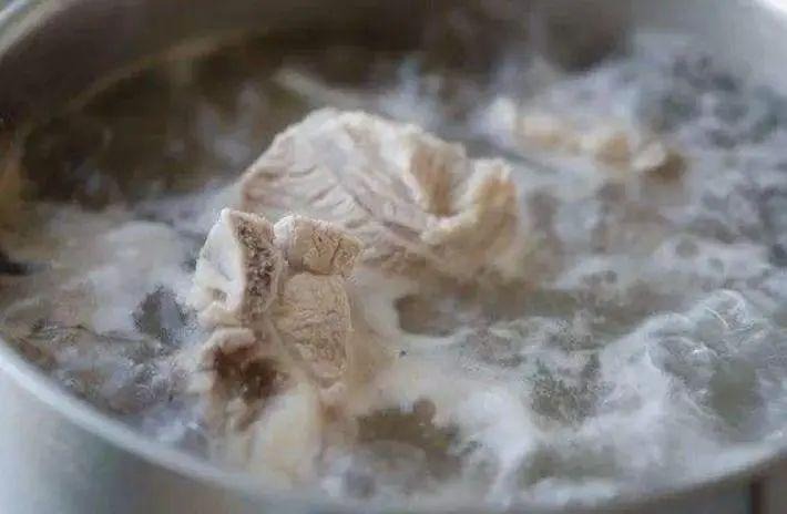Hầm xương vừa dai vừa tanh, đầu bếp nghe là biết dùng nhầm nước - Ảnh 1.