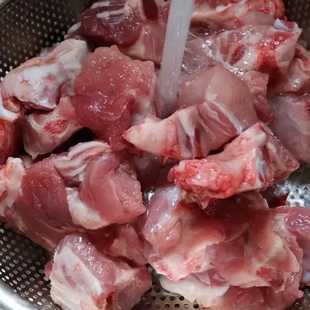 Hầm xương vừa dai vừa tanh, đầu bếp nghe là biết dùng nhầm nước - Ảnh 3.