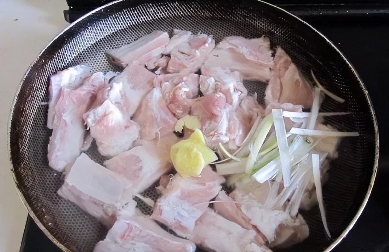 Hầm xương vừa dai vừa tanh, đầu bếp nghe là biết dùng nhầm nước - Ảnh 4.