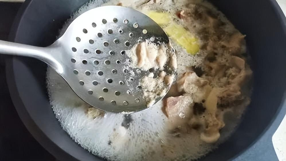 Hầm xương vừa dai vừa tanh, đầu bếp nghe là biết dùng nhầm nước - Ảnh 6.