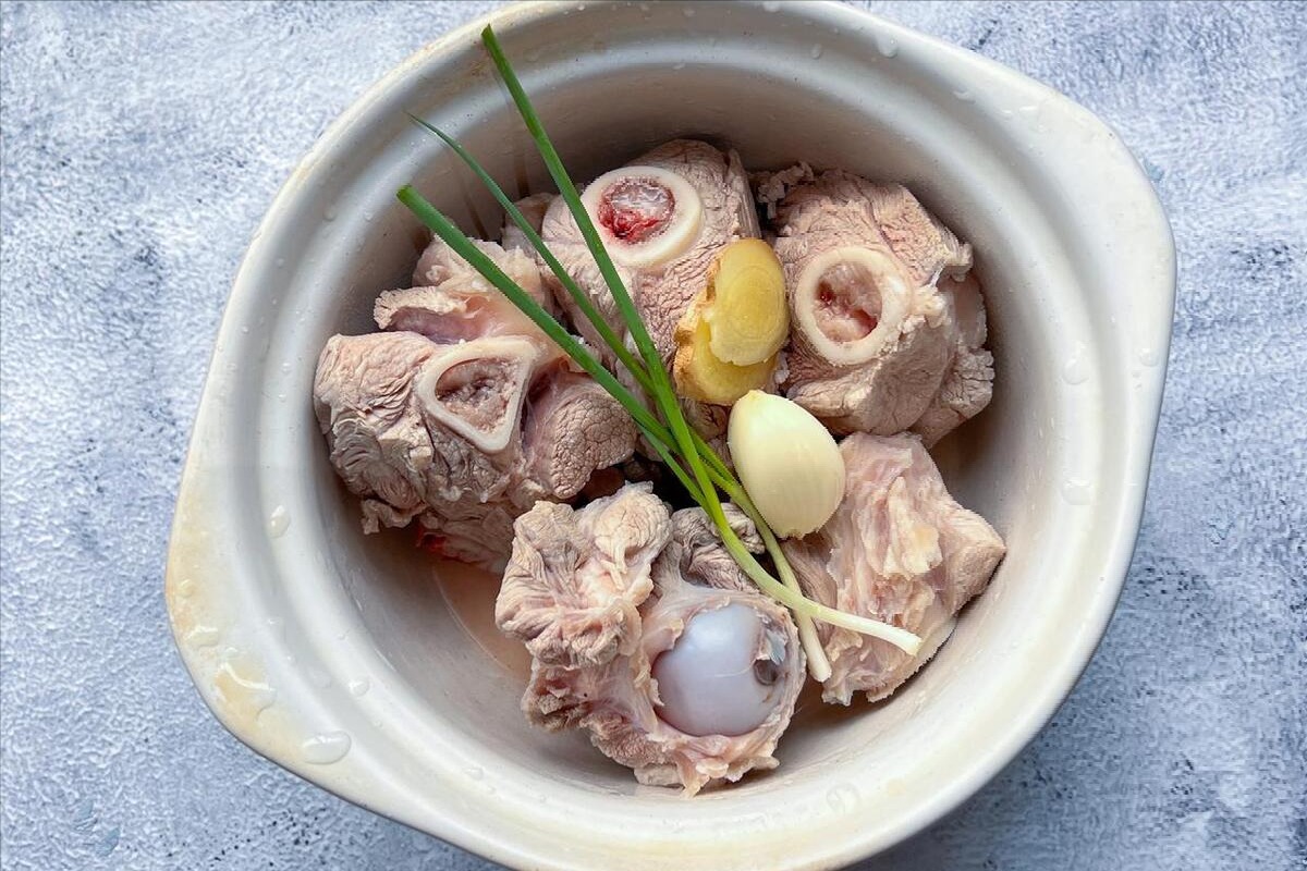 Hầm xương vừa dai vừa tanh, đầu bếp nghe là biết dùng nhầm nước - Ảnh 7.