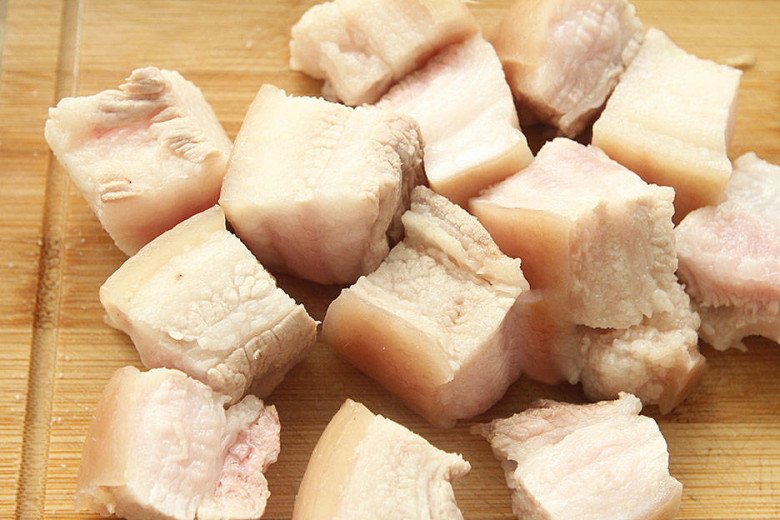 Thịt kho đậm đà mềm tan trong miệng, màu lên đỏ đẹp, người có kinh nghiệm nhìn là biết ngay nhờ mẹo này - Ảnh 1. Thịt kho đậm đà mềm tan trong miệng, màu lên đỏ đẹp, người có kinh nghiệm nhìn là biết ngay nhờ mẹo này - Ảnh 1.