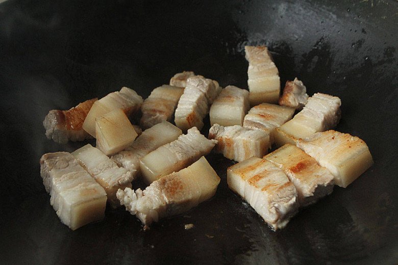 Thịt kho đậm đà mềm tan trong miệng, màu lên đỏ đẹp, người có kinh nghiệm nhìn là biết ngay nhờ mẹo này - Ảnh 2. Thịt kho đậm đà mềm tan trong miệng, màu lên đỏ đẹp, người có kinh nghiệm nhìn là biết ngay nhờ mẹo này - Ảnh 2.
