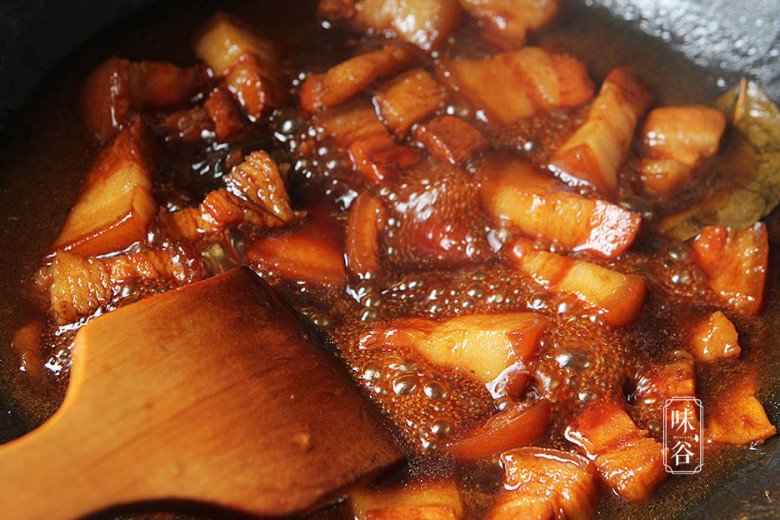 Thịt kho đậm đà mềm tan trong miệng, màu lên đỏ đẹp, người có kinh nghiệm nhìn là biết ngay nhờ mẹo này - Ảnh 4. Thịt kho đậm đà mềm tan trong miệng, màu lên đỏ đẹp, người có kinh nghiệm nhìn là biết ngay nhờ mẹo này - Ảnh 4.