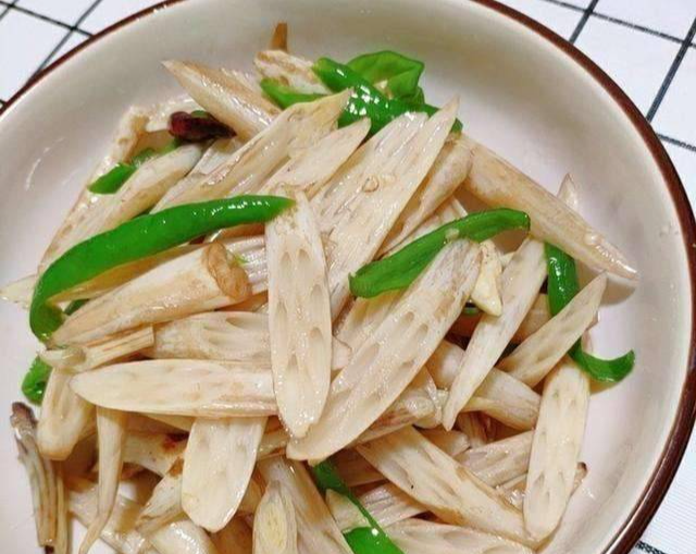 Loại rau được cho "siêu bổ máu", rẻ bèo nhưng không phải ai cũng mua được - Ảnh 1.