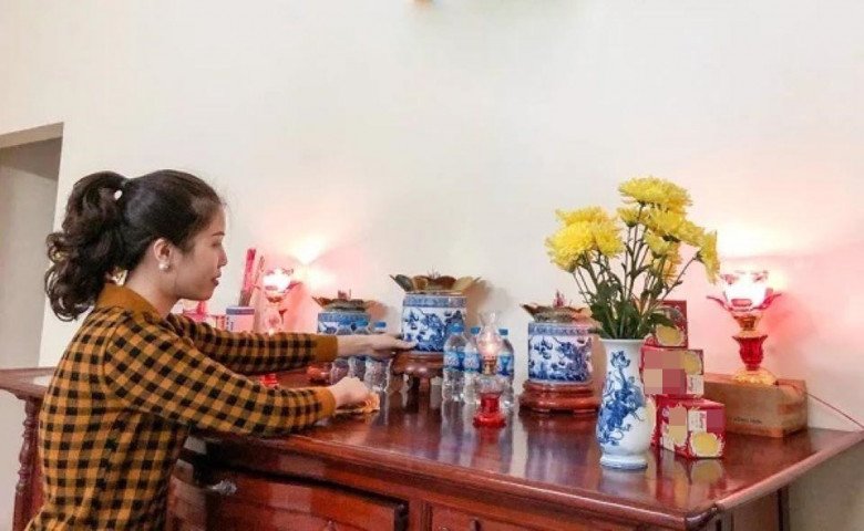 Mùng 1 soạn bàn thờ thắp hương, vừa đặt lọ hoa lên mẹ chồng đã nhăn mặt, tôi “đoảng” hay do bà khó tính? - Ảnh 1.