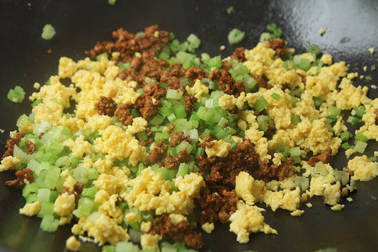 Không chỉ xào với thịt bò, rau này nấu với trứng cũng tuyệt ngon, dinh dưỡng tăng gấp nhiều lần - Ảnh 5.
