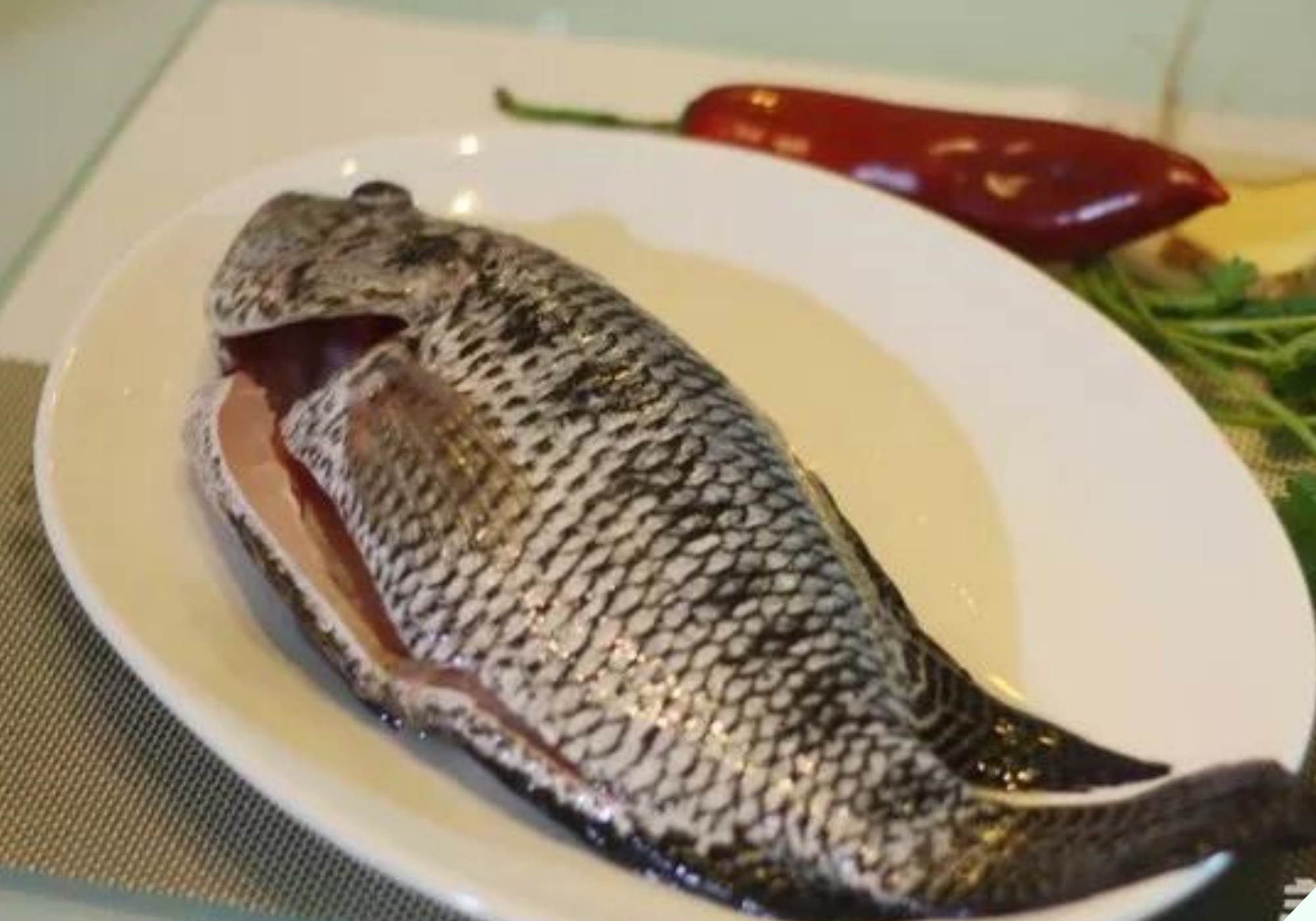 Ngâm cá trong nước này 2 phút rồi mới đem hấp sẽ thấy công dụng tuyệt vời, ai biết cũng vội học theo - Ảnh 4.