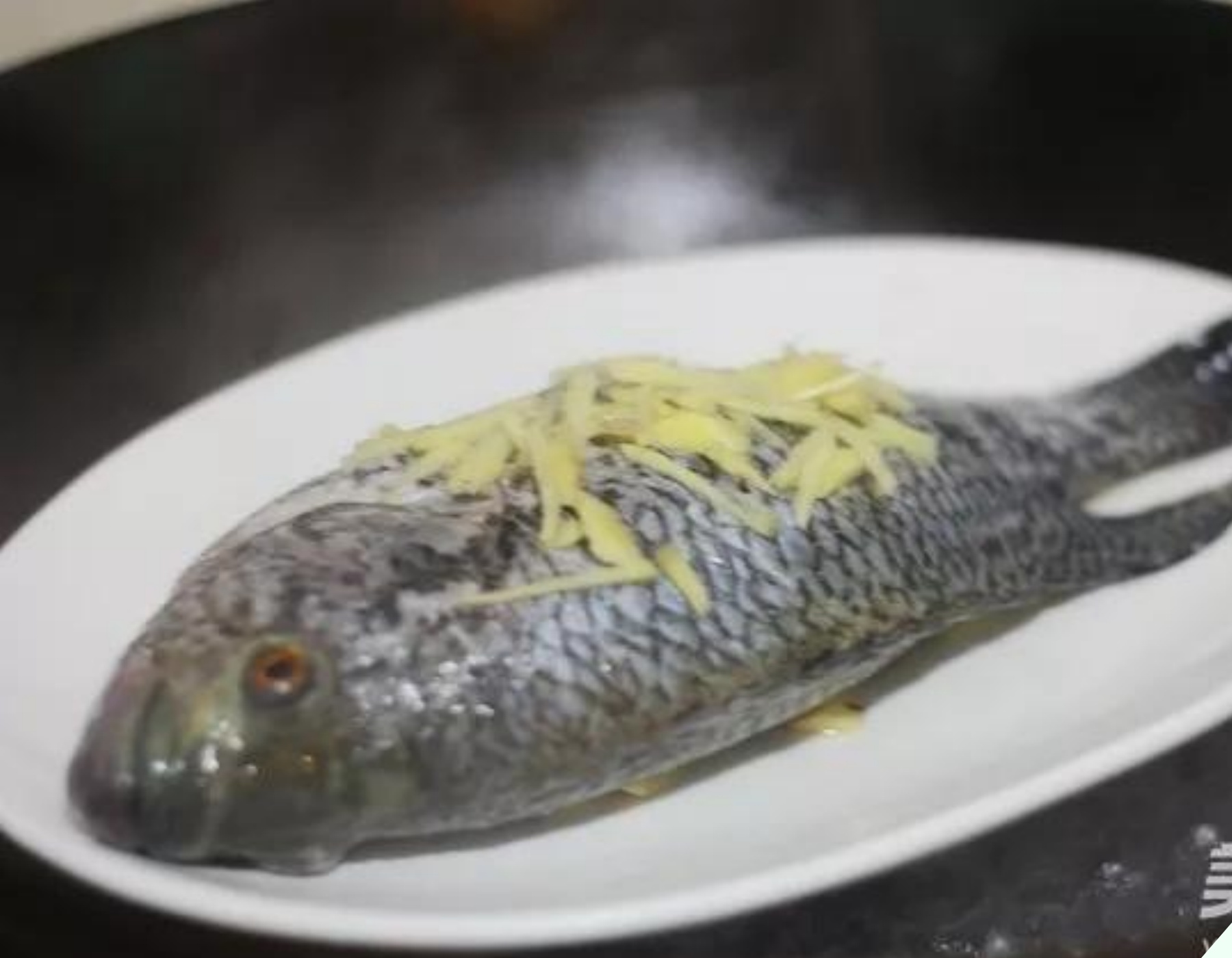 Ngâm cá trong nước này 2 phút rồi mới đem hấp sẽ thấy công dụng tuyệt vời, ai biết cũng vội học theo - Ảnh 7.