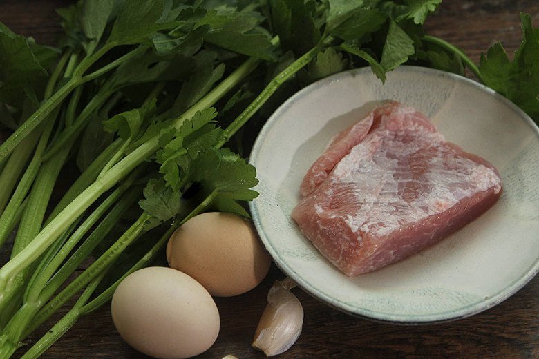 Không chỉ xào với thịt bò, rau này nấu với trứng cũng tuyệt ngon, dinh dưỡng tăng gấp nhiều lần - Ảnh 1.