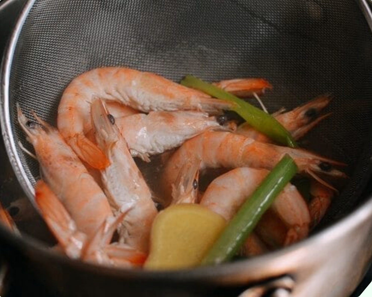 Luộc tôm cứ dùng loại nước này, thịt mềm ngọt không bị teo, hết sạch mùi tanh, “bao” đỏ đẹp như nhà hàng - Ảnh 8.