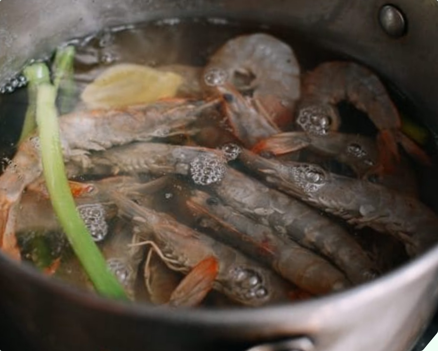 Luộc tôm cứ dùng loại nước này, thịt mềm ngọt không bị teo, hết sạch mùi tanh, “bao” đỏ đẹp như nhà hàng - Ảnh 7.