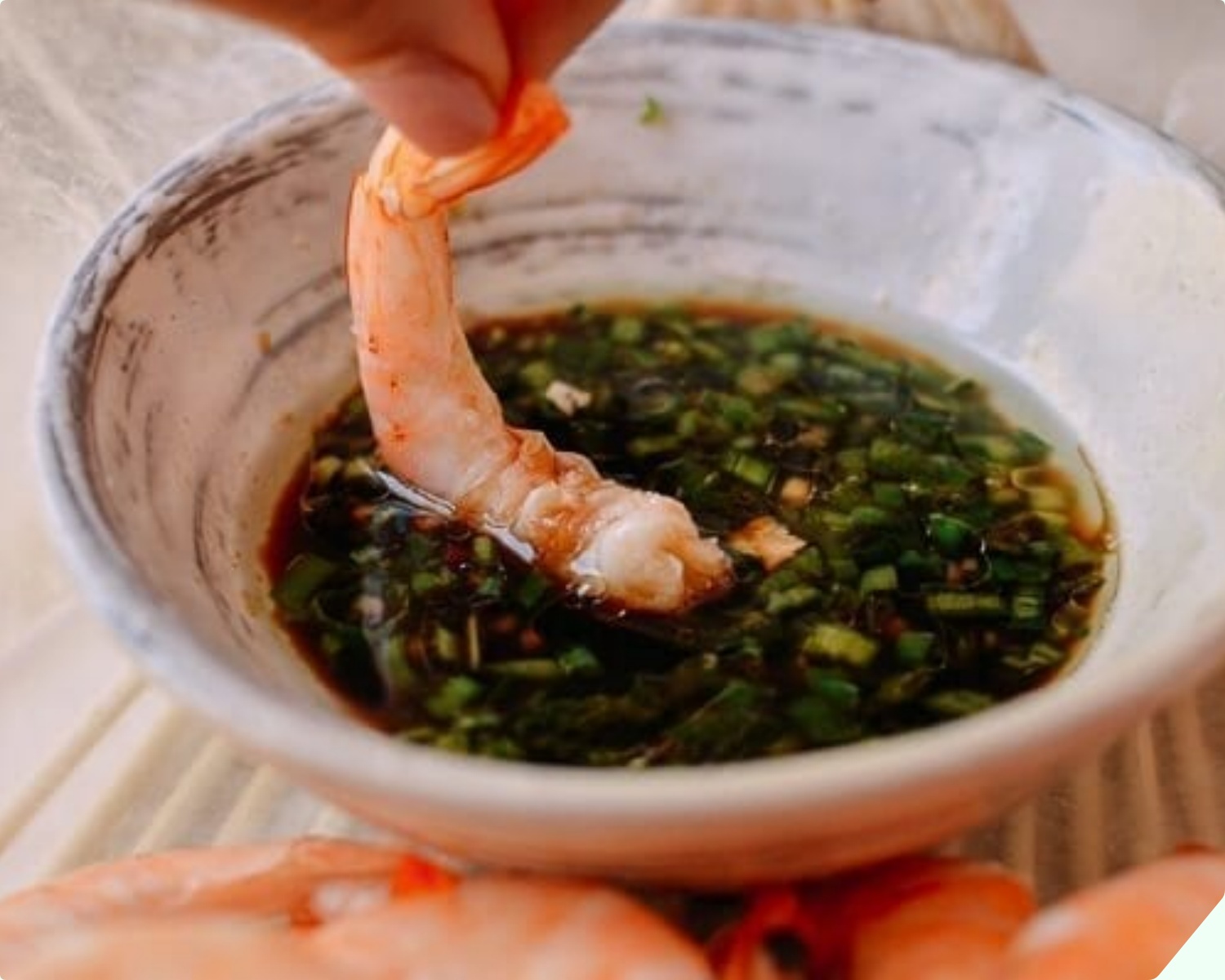 Luộc tôm cứ dùng loại nước này, thịt mềm ngọt không bị teo, hết sạch mùi tanh, “bao” đỏ đẹp như nhà hàng - Ảnh 11.