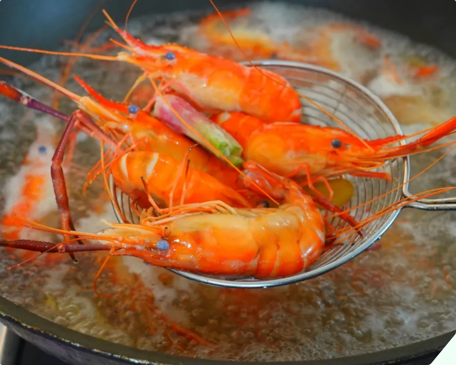 Luộc tôm cứ dùng loại nước này, thịt mềm ngọt không bị teo, hết sạch mùi tanh, “bao” đỏ đẹp như nhà hàng - Ảnh 12.