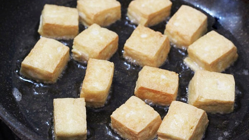 Chỉ cần bỏ thêm 1 lát chanh vào chảo, bạn sẽ có món đậu rán giòn tan - Ảnh 1.