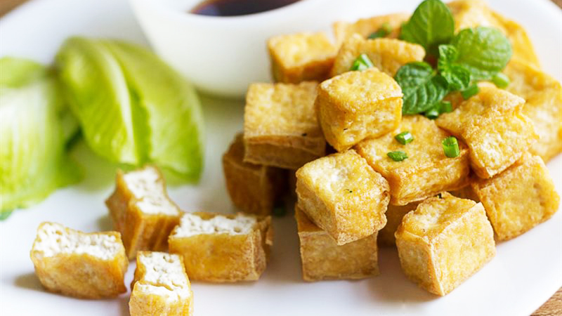 Chỉ cần bỏ thêm 1 lát chanh vào chảo, bạn sẽ có món đậu rán giòn tan - Ảnh 2.