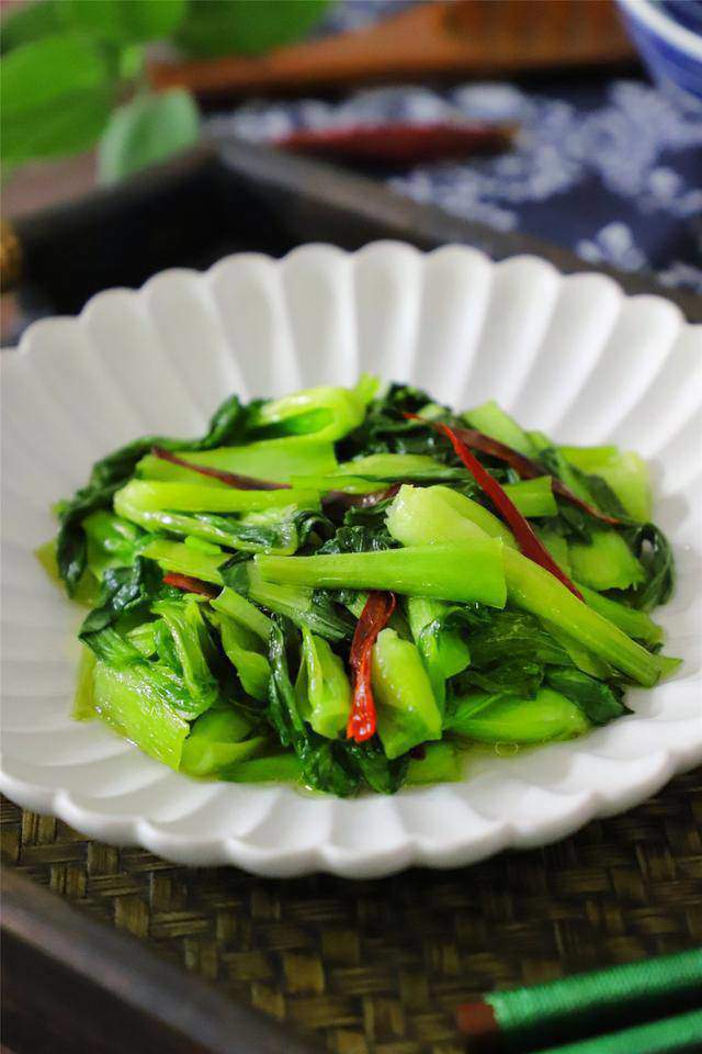 Xào rau cứ cho ra khỏi chảo là thâm đen, đầu bếp mách ngâm với thứ này trước khi nấu rau xanh như ngọc - Ảnh 4.