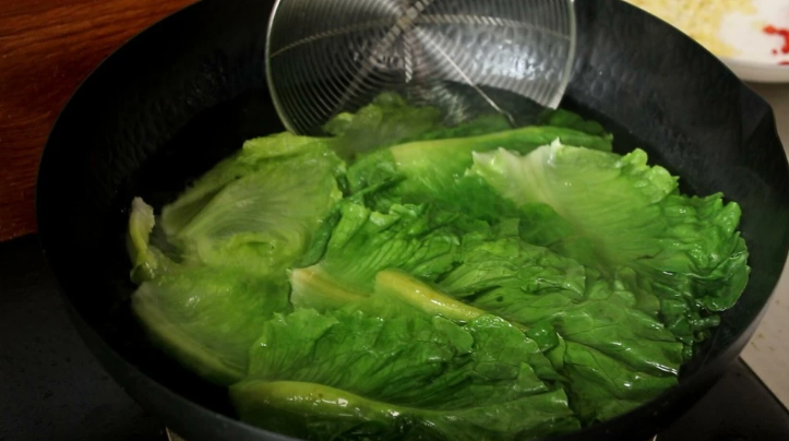 Xào rau cứ cho ra khỏi chảo là thâm đen, đầu bếp mách ngâm với thứ này trước khi nấu rau xanh như ngọc - Ảnh 2.