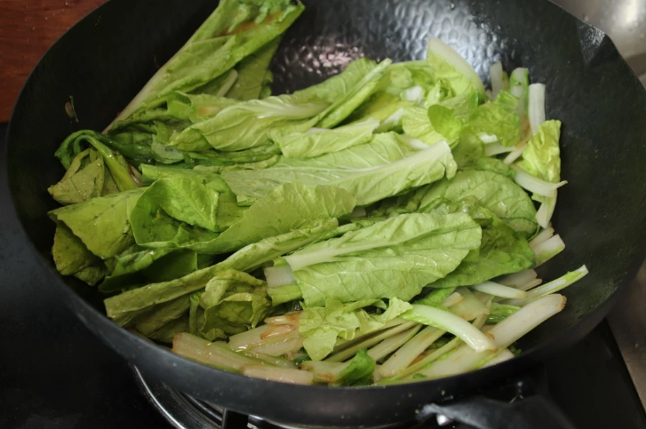 Xào rau cứ cho ra khỏi chảo là thâm đen, đầu bếp mách ngâm với thứ này trước khi nấu rau xanh như ngọc - Ảnh 3.