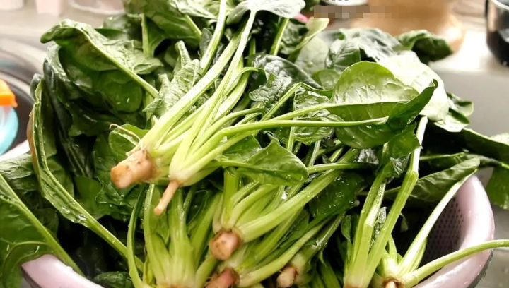 Xào rau cứ cho ra khỏi chảo là thâm đen, đầu bếp mách ngâm với thứ này trước khi nấu rau xanh như ngọc - Ảnh 1.