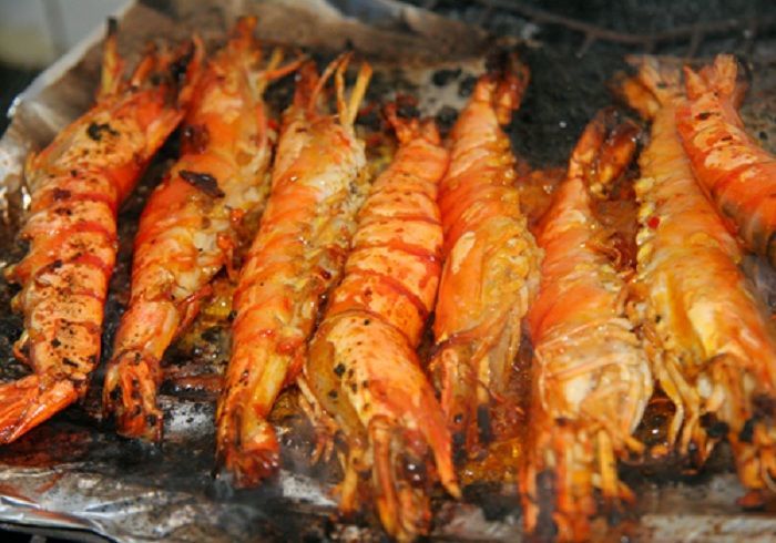 Hướng dẫn chị em cách làm tôm nướng muối ớt cực hấp dẫn tại nhà - Ảnh 6.