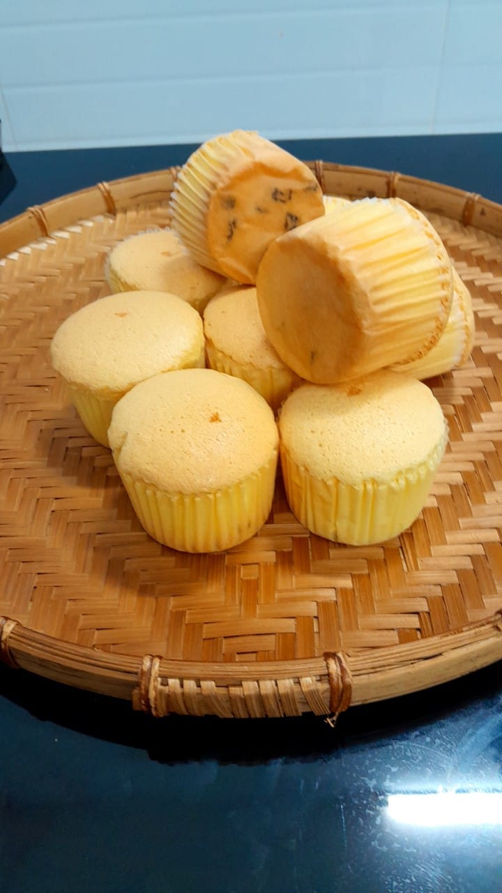 Mách bạn cách làm bánh bông lan "cupcake" bằng nồi chiên không dầu mềm thơm - Ảnh 1.