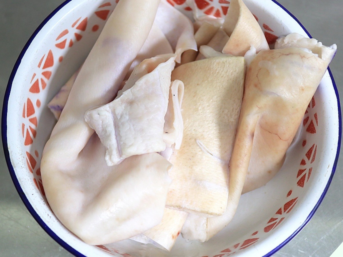 Phần rẻ nhất của con lợn vứt đầy chợ không ai lấy nhưng là “kho collagen”, mua về nấu kiểu này ngon hơn thịt - Ảnh 1.