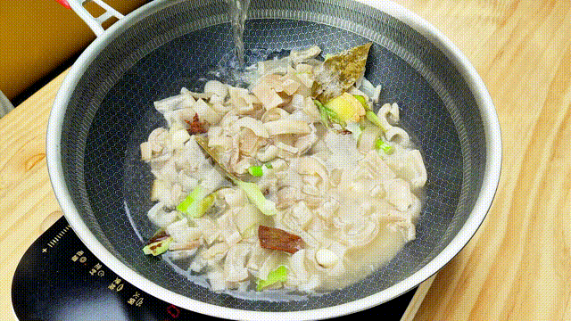 Phần rẻ nhất của con lợn vứt đầy chợ không ai lấy nhưng là “kho collagen”, mua về nấu kiểu này ngon hơn thịt - Ảnh 7.