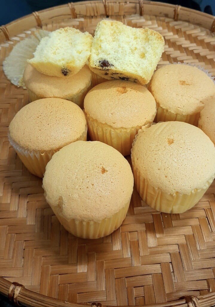 Mách bạn cách làm bánh bông lan "cupcake" bằng nồi chiên không dầu mềm thơm - Ảnh 2.