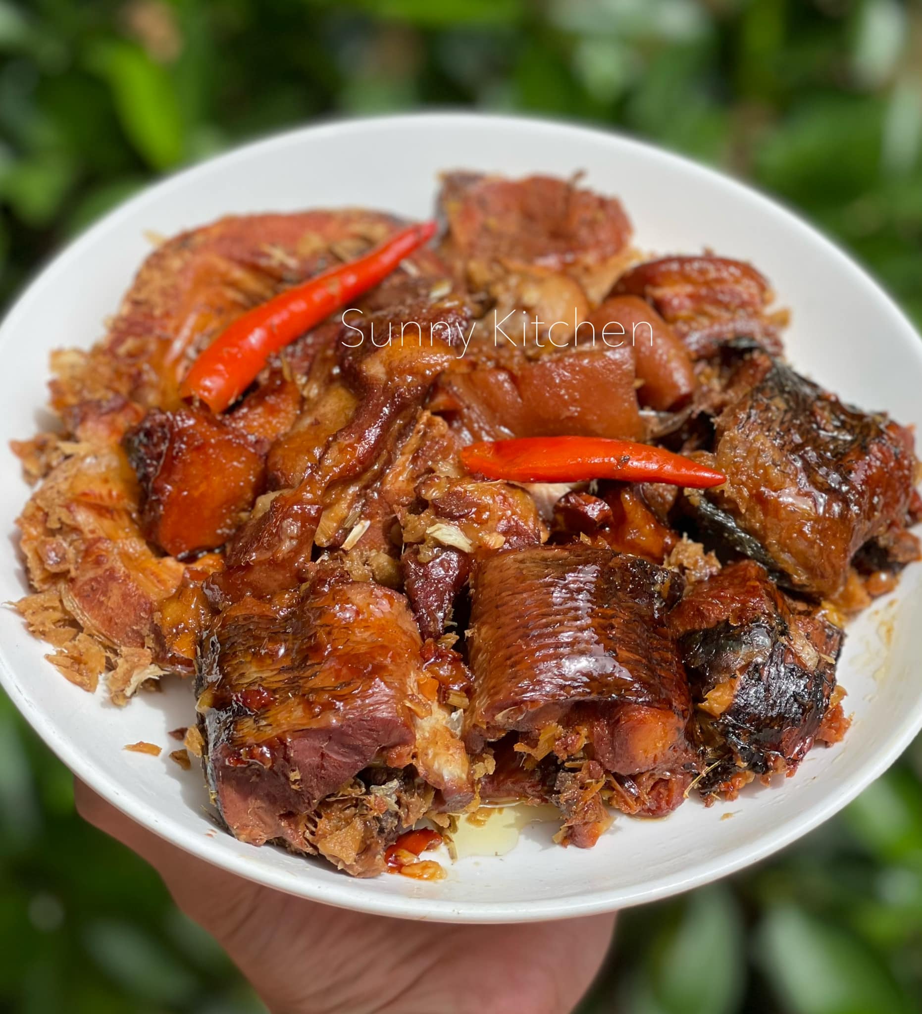 Cá kho cùng loại lá này, vừa thơm vừa không tanh - Ảnh 1. Cá kho cùng loại lá này, vừa thơm vừa không tanh - Ảnh 1.