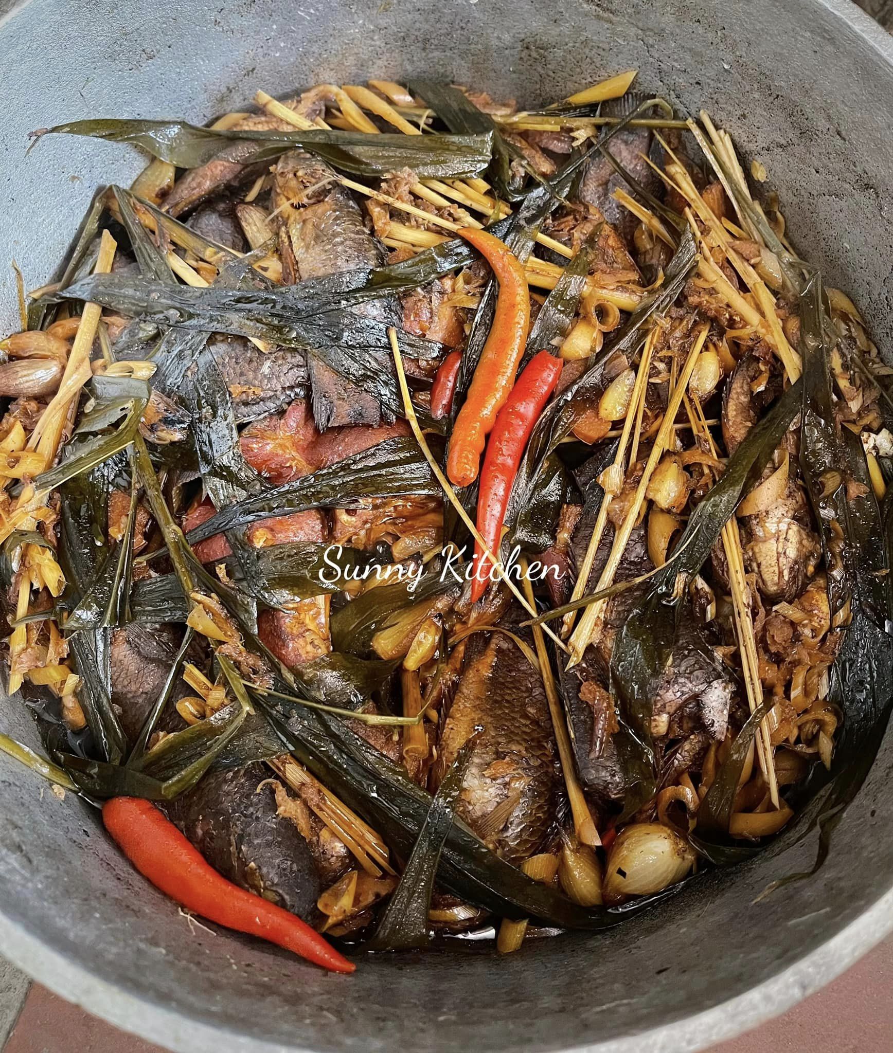 Cá kho bằng nồi gang bếp củi, cho thêm thứ này đảm bảo ngon nhức nách - Ảnh 2.