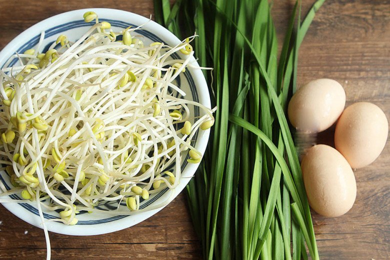 Giá đỗ xào với những thứ này vừa rẻ lại ngon, siêu giàu vitamin, canxi không ăn quá phí - Ảnh 1.