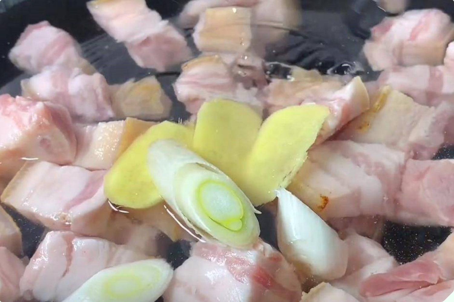 Nấu thịt kho đừng cho nước, cứ thêm thứ này vào thịt mềm ngon, đậm đà mà không bị ngấy - Ảnh 9.