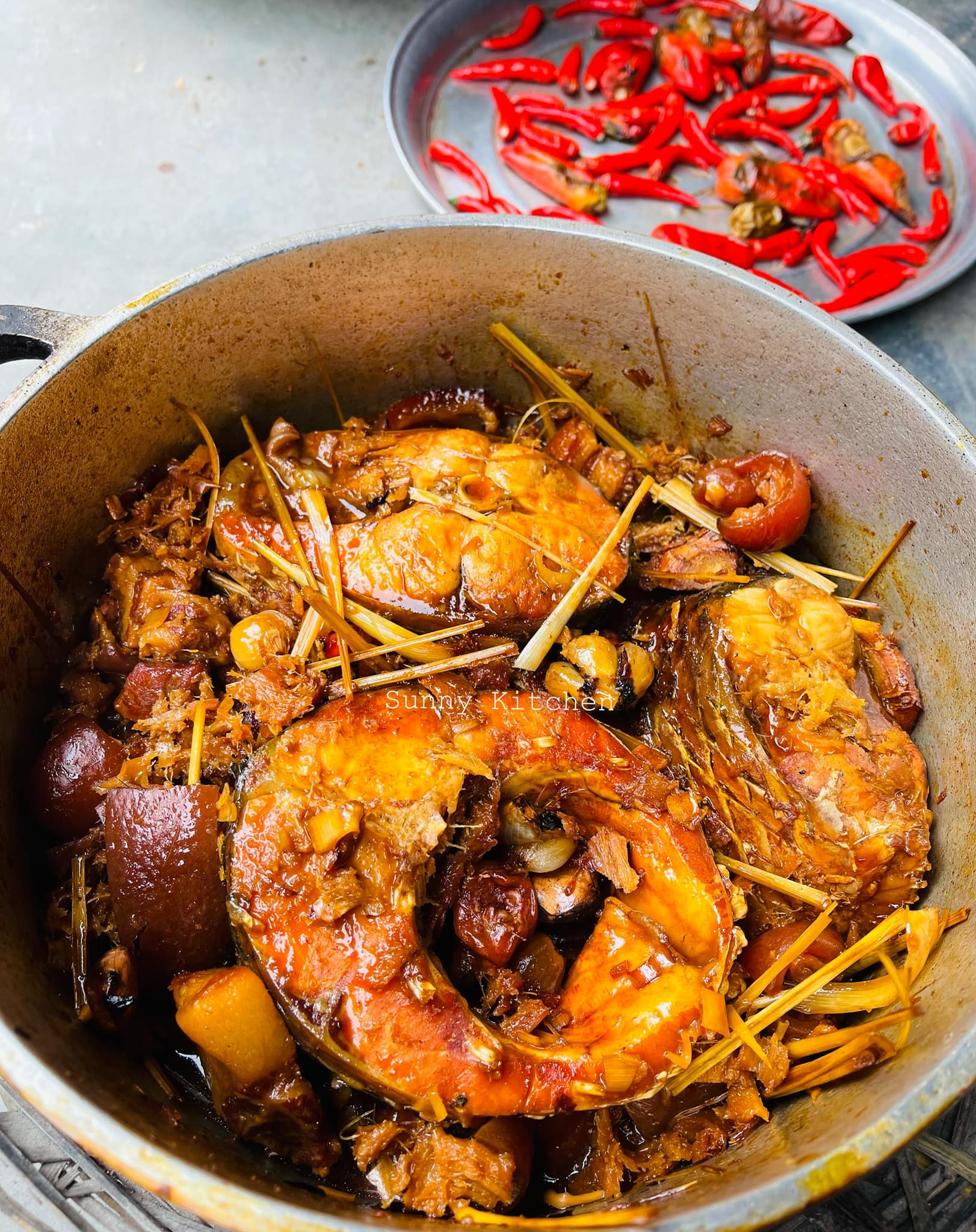 Cá kho với phần này của con lợn, đảm bảo ngon nhức nách - Ảnh 2.