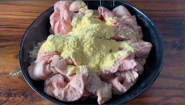 Rửa lòng già không cần cầu kỳ, dùng thứ bột màu vàng này đánh bay hết sạch mùi hôi - Ảnh 2. Rửa lòng già không cần cầu kỳ, dùng thứ bột màu vàng này đánh bay hết sạch mùi hôi - Ảnh 2.