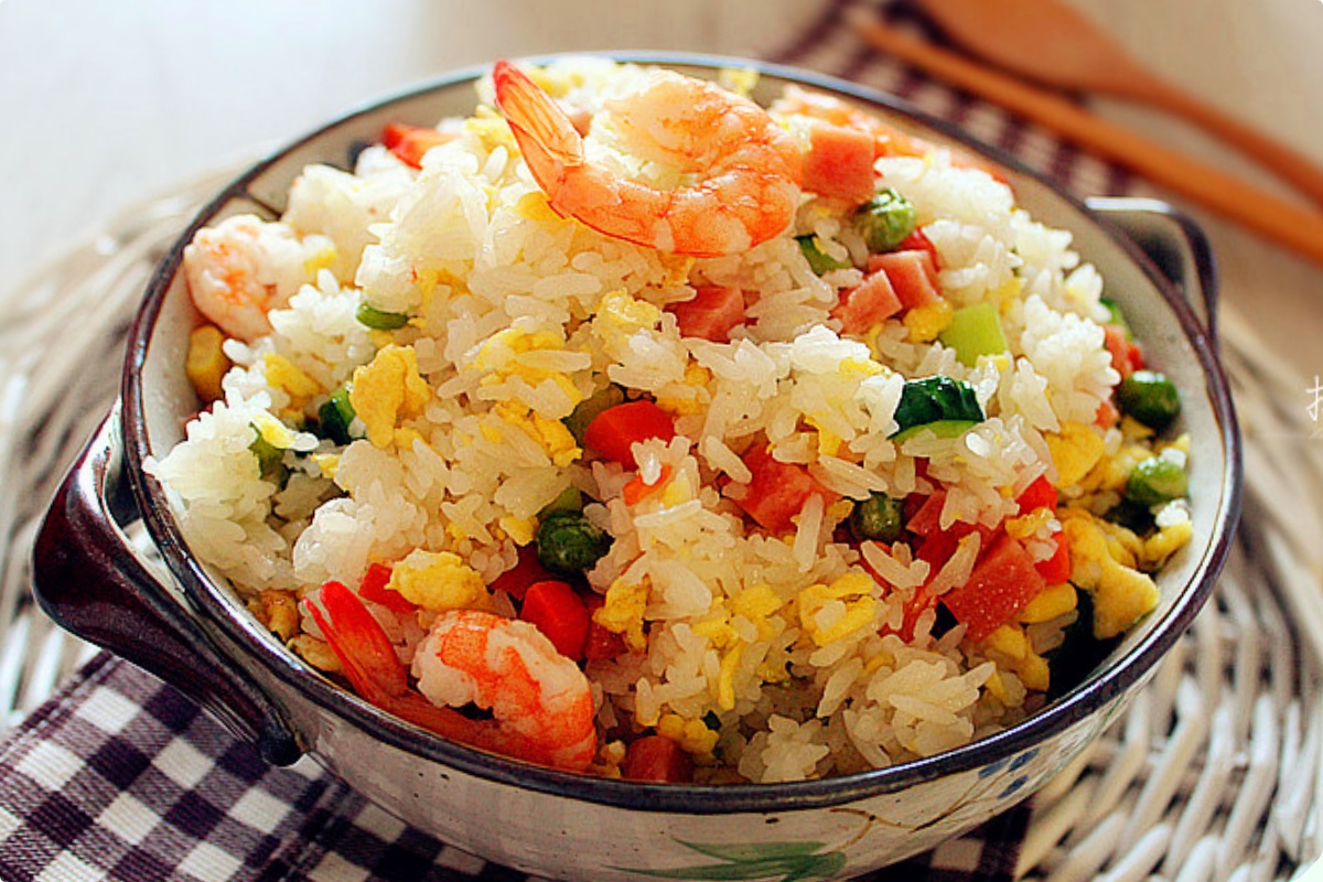 Rang cơm nên cho trứng hay chiên cơm trước? Đầu bếp mách nhỏ 1 bí kíp, hạt cơm mềm và trong veo - Ảnh 1.