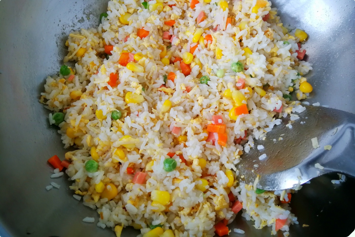 Rang cơm nên cho trứng hay chiên cơm trước? Đầu bếp mách nhỏ 1 bí kíp, hạt cơm mềm và trong veo - Ảnh 3.